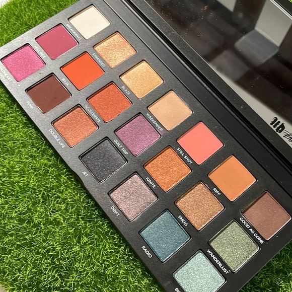 🆕 Urban Decay Born to Run Palette - Picture 2 of 5